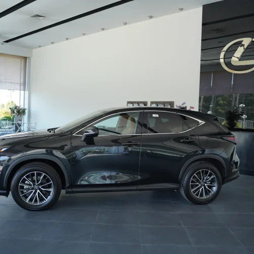 نمای جانبی کامل لکسوس NX350h مشکی در شوروم ایرتویا