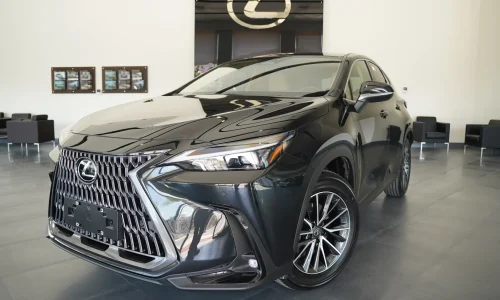 نمای سه‌رخ جلو لکسوس NX350h مشکی در شوروم ایرتویا