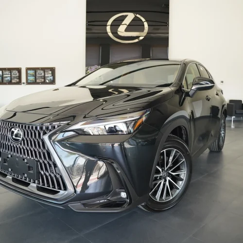 نمای سه‌رخ جلو لکسوس NX350h مشکی در شوروم ایرتویا
