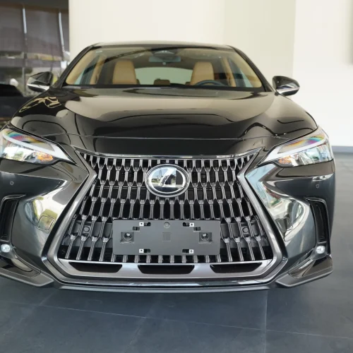 نمای کامل جلو لکسوس NX350h مشکی ایرتویا