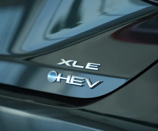 نمای نزدیک از نشان XLE HEV در قسمت عقب بدنه تویوتا آوالون هیبرید
