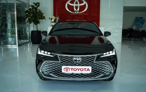 تویوتا-آوالون-هیبرید-در-نمای-روبرو-ایرتویا