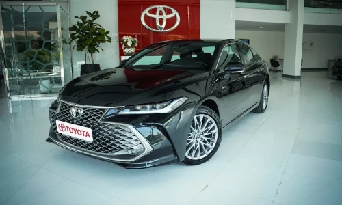 نمای جلو و کناری تویوتا آوالون هیبرید در نمایشگاه رسمی با طراحی لوکس