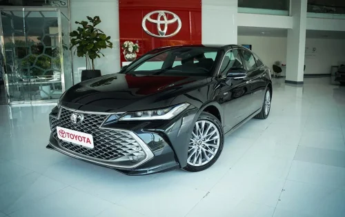 تویوتا-آوالون-هیبرید-نمای-جلو-و-کناری-در-ایرتویا