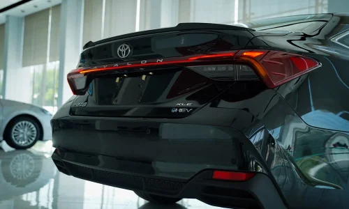 نمای عقب تویوتا آوالون هیبرید با چراغ‌های LED و طراحی اسپرت