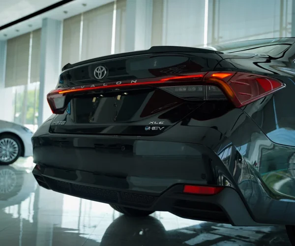 نمای عقب تویوتا آوالون هیبرید با چراغ‌های LED و طراحی اسپرت