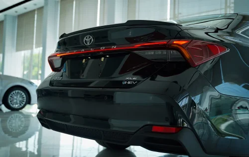 تویوتا-آوالون-هیبرید-نمای-عقب-با-چراغ‌های-ال‌ای‌دی-و-طراحی-اسپرت