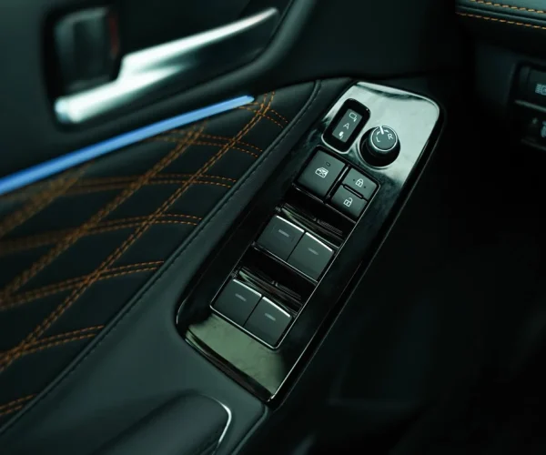 کلیدهای کنترل شیشه‌های برقی در درب راننده تویوتا آوالون هیبرید