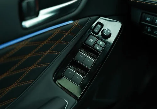 کلیدهای-بالابر-برقی-و-جزئیات-طراحی-درب-تویوتا-آوالون-هیبرید