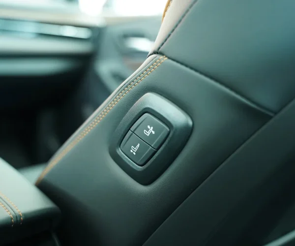 دکمه‌های برقی پشتی صندلی سرنشین تویوتا آوالون هیبرید با طراحی چرمی
