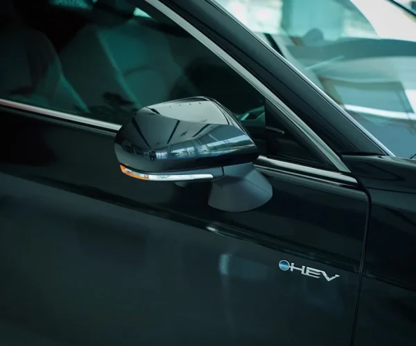 آینه بغل تویوتا آوالون هیبرید با نشان HEV و دوربین جانبی