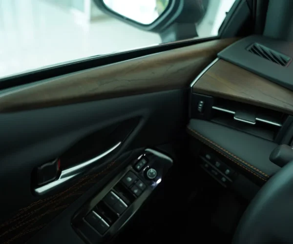 جزئیات چوبی و کلیدهای پنجره در قسمت درب راننده تویوتا آوالون هیبرید