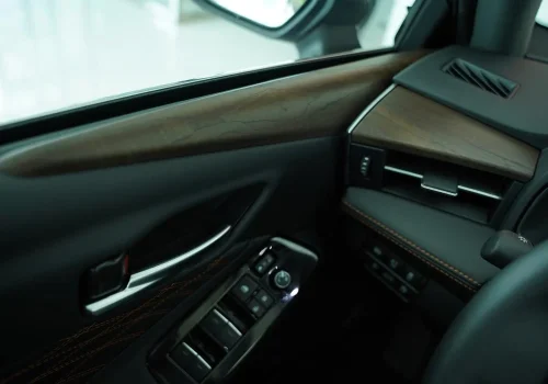 طراحی-ترکیبی-چوبی-و-کلید-های-درب-سمت-راننده-در-آوالون-هیبرید