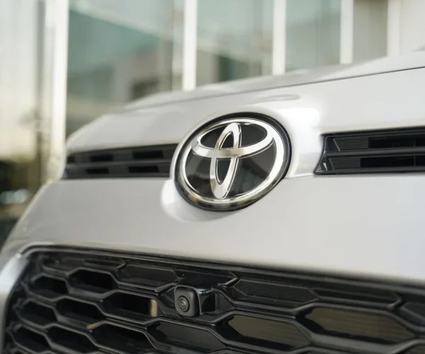 آرم-تویوتا-روی-قسمت-جلوی-تویوتا-وایلدلندر-2025