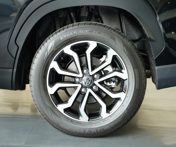 نمای نزدیک رینگ و تایر جلو در ماشین فرانت لندر