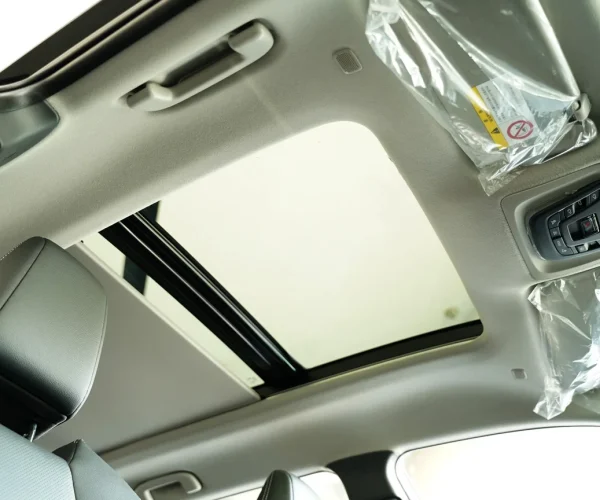 سانروف پانورامای باز در سقف تویوتا فرانت لندر