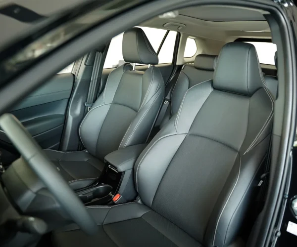 نمای داخلی و صندلی چرمی جلو در تویوتا فرانت لندر