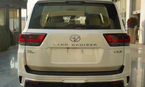 پشت-تویوتا-لندکروز-VXR-سفید-2025-ایرتویا