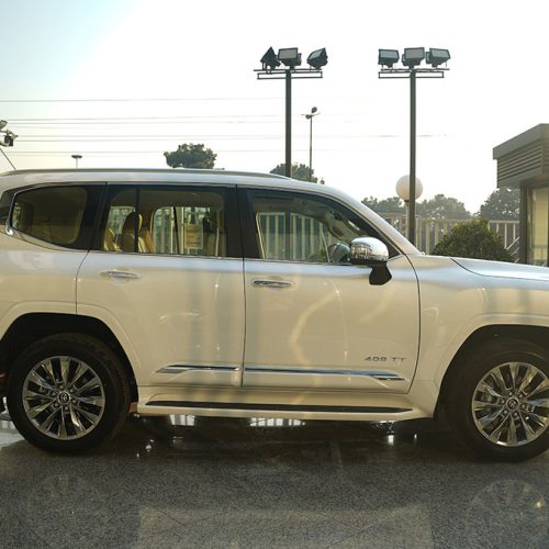 کنار-تویوتا-لندکروزnew-VXR-سفید-2025-ایرتویا