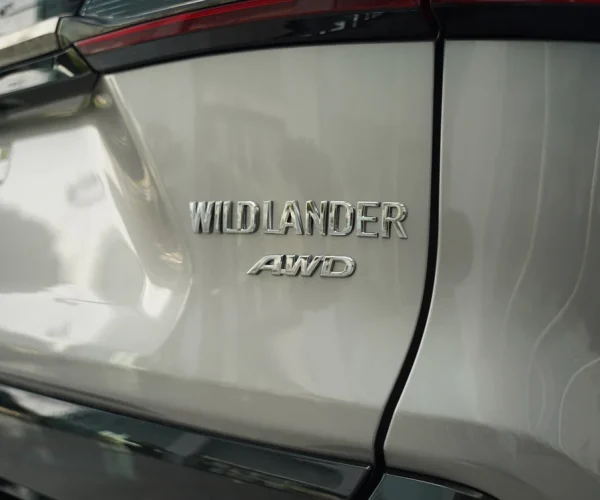 لوگوی-تویوتا-وایلدلندر-2025-روی-گلگیر