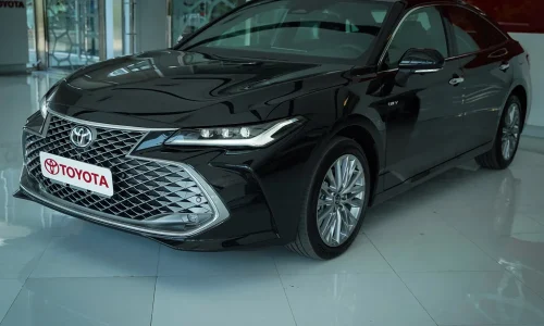 نمای جانبی چپ تویوتا آوالون هیبرید با طراحی سقف شیب‌دار فست‌بک