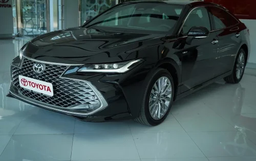 زاویه-جانبی-چپ-از-تویوتا-آوالون-هیبرید-با-طراحی-سقف-فست-بک