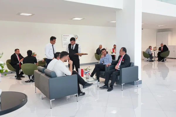 تحویل خودروهای وارداتی تویوتا برای جانبازان در نمایندگی ایرتویا