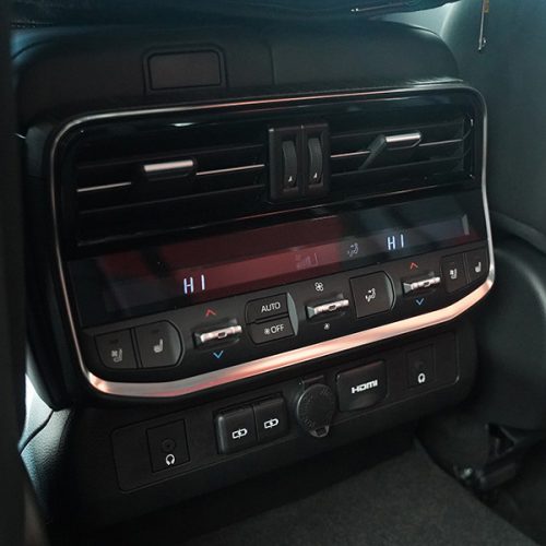 نمای-داخلی-تویوتا-لندکروزnewVXR-توئین-توربو-در-ایرتویا