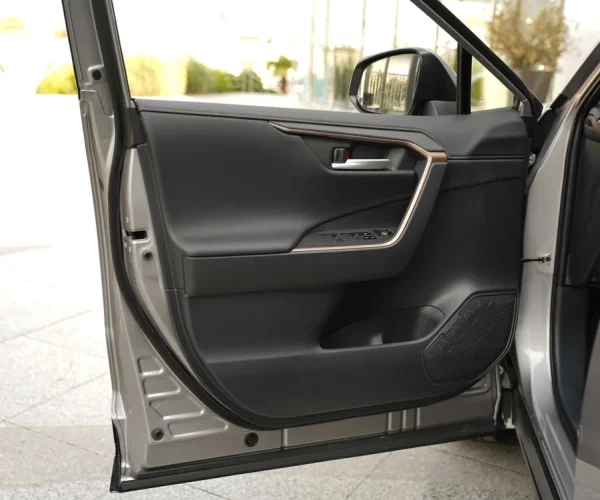 نمای-داخلی-درب-راننده-تویوتا-وایلدلندر-2025