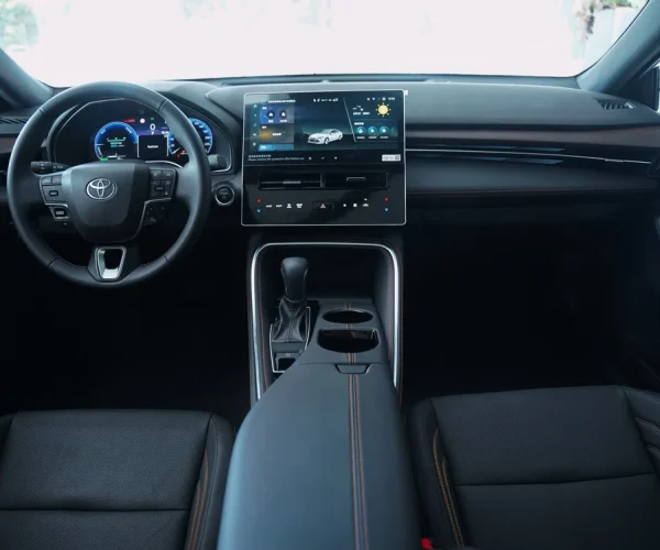 نمای کامل داشبورد و نمایشگر مرکزی لمسی تویوتا آوالون هیبرید