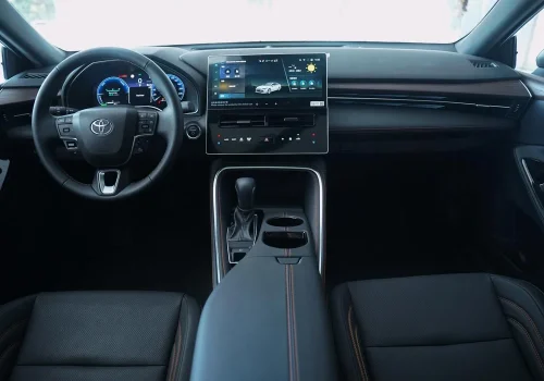 نمای-داشبورد-کامل-و-نمایشگر-مرکزی-در-کابین-تویوتا-آوالون-هیبرید