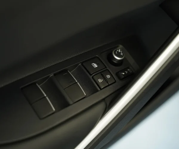 کلیدهای کنترل شیشه و قفل درب در ماشین فرانت لندر