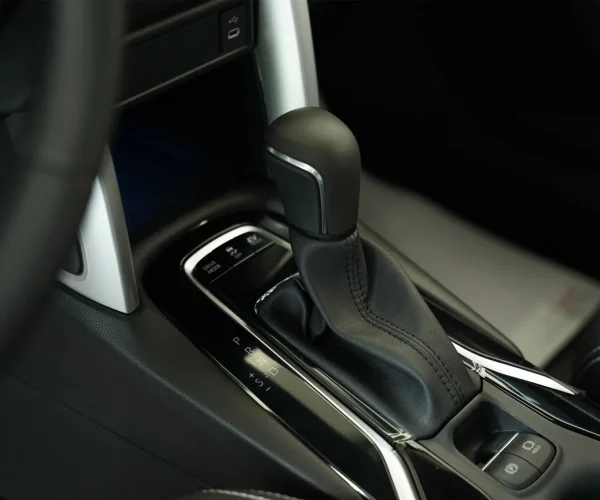 دسته‌دنده چرمی و کنسول وسط تویوتا فرانت لندر