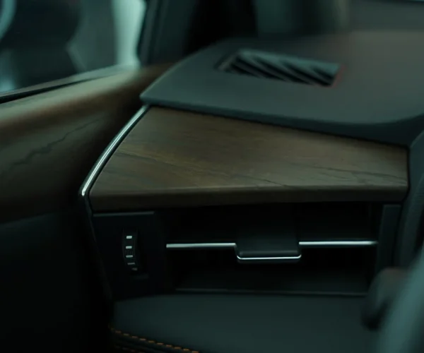 قسمت زیر داشبورد و دریچه هوای چوبی تویوتا آوالون هیبرید