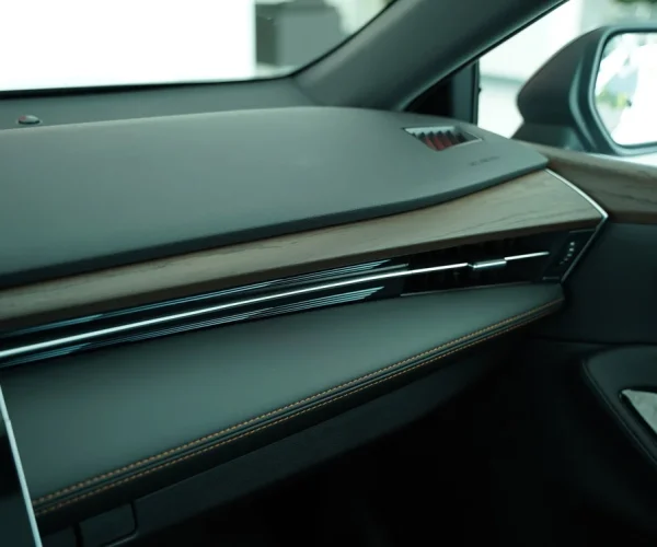 سطح داشبورد سمت شاگرد با طراحی خطی در تویوتا آوالون هیبرید