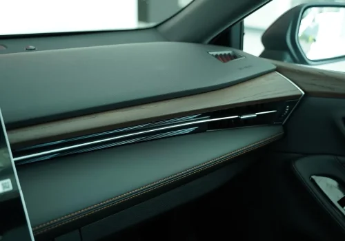 طراحی-سطح-داشبورد-سمت-شاگرد-در-تویوتا-آوالون-هیبرید