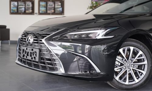 نمای سه رخ جلوی لکسوس ES 300 ایرتویا