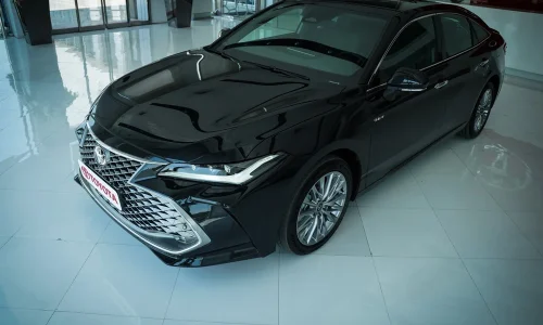 نمای سه‌چهارم جلو از زاویه بالا با طراحی بدنه اسپرت تویوتا آوالون هیبرید