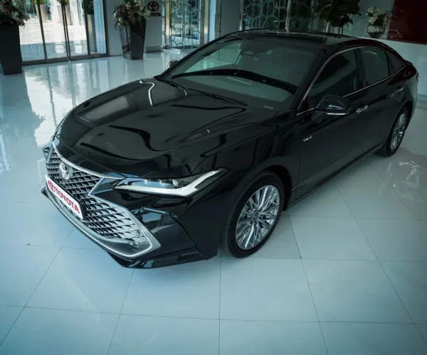 نمای سه‌چهارم جلو از زاویه بالا با طراحی بدنه اسپرت تویوتا آوالون هیبرید