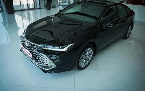 نمای-سه-چهارم-جلو-از-بالا-طراحی-بدنه-اسپرت-تویوتا-آوالون-هیبرید