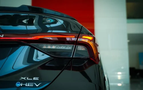 چراغ-عقب-ال_ای_دی-و-نشان-xle-hev-در-تویوتا-آوالون-هیبرید