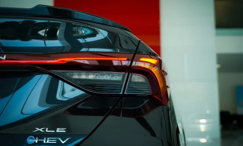 نمای عقب تویوتا آوالون هیبرید با چراغ‌های LED و طراحی اسپرت