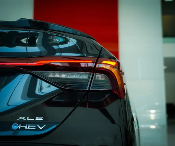 نمای عقب تویوتا آوالون هیبرید با چراغ‌های LED و طراحی اسپرت