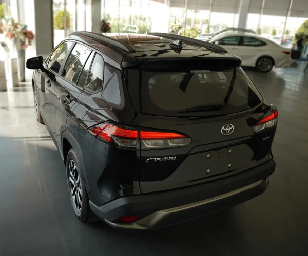 نمای عقب تویوتا فرانت لندر با چراغ‌های LED نواری