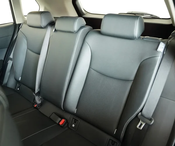 نمای ردیف دوم صندلی‌ها در کابین تویوتا فرانت لندر