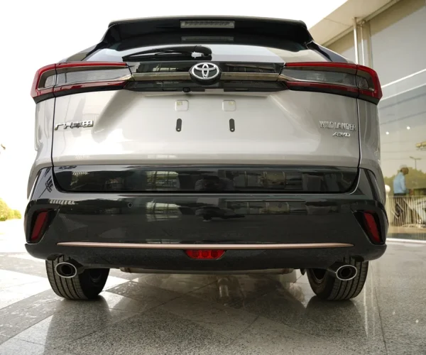 نمای-عقب-تویوتا-وایلدلندر-2025-با-چراغهای-کشیده