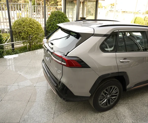 اسپویلر-عقب-و-چراغ-ترمز-سوم-تویوتا-وایلدلندر-2025