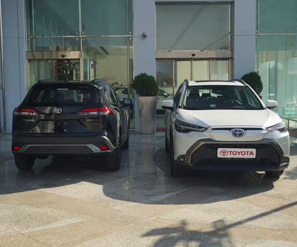 زاویه جلو از ماشین هیبریدی تویوتا فرانت لندر