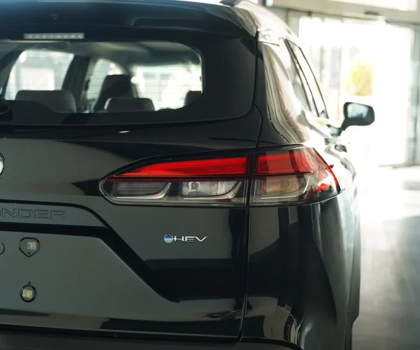 زاویه سه‌ربع عقب از ماشین هیبریدی تویوتا فرانت لندر