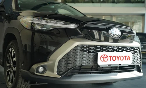 نمای نزدیک سپر جلو و چراغ‌های LED تویوتا فرانت لندر
